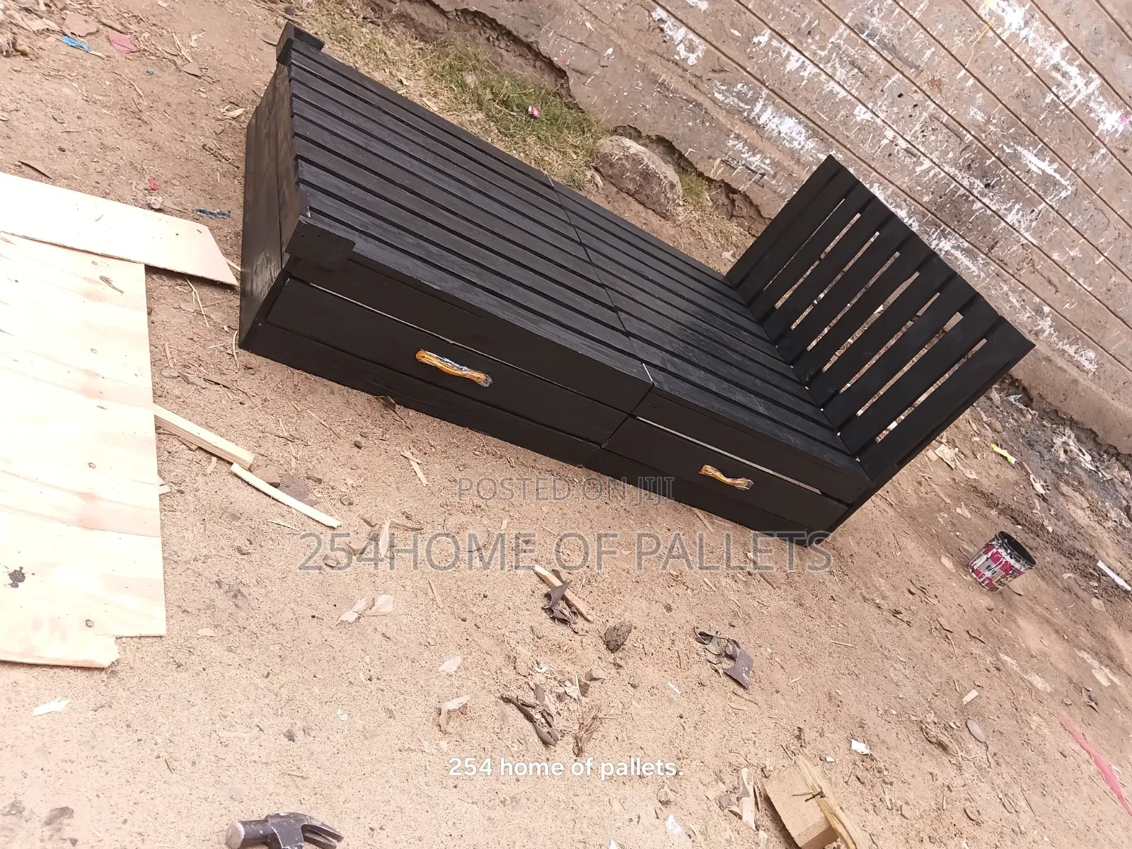 Black Portable 4 by 6 Pallet Bed