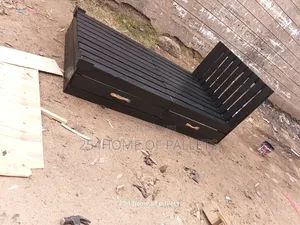 Black Portable 4 by 6 Pallet Bed