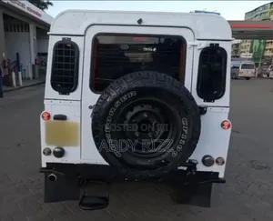 Land Rover Defender Puma 110 SW 2012 White