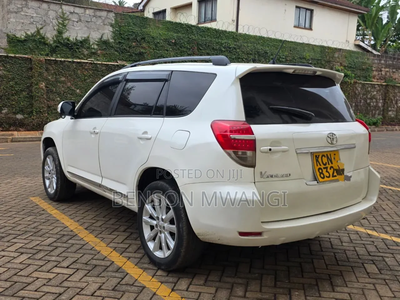 Toyota Vanguard 2010 White