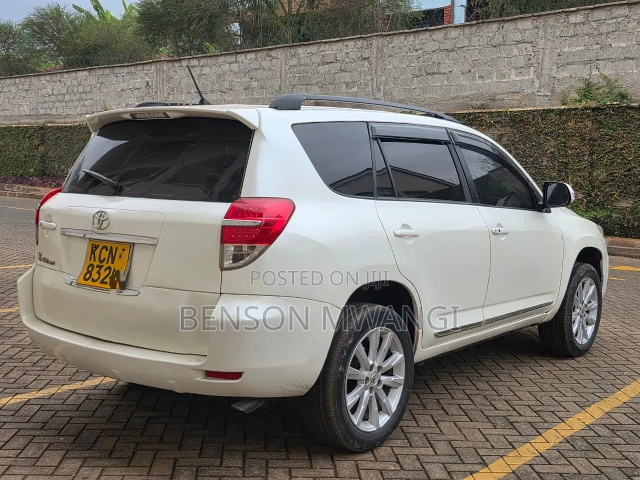 Toyota Vanguard 2010 White