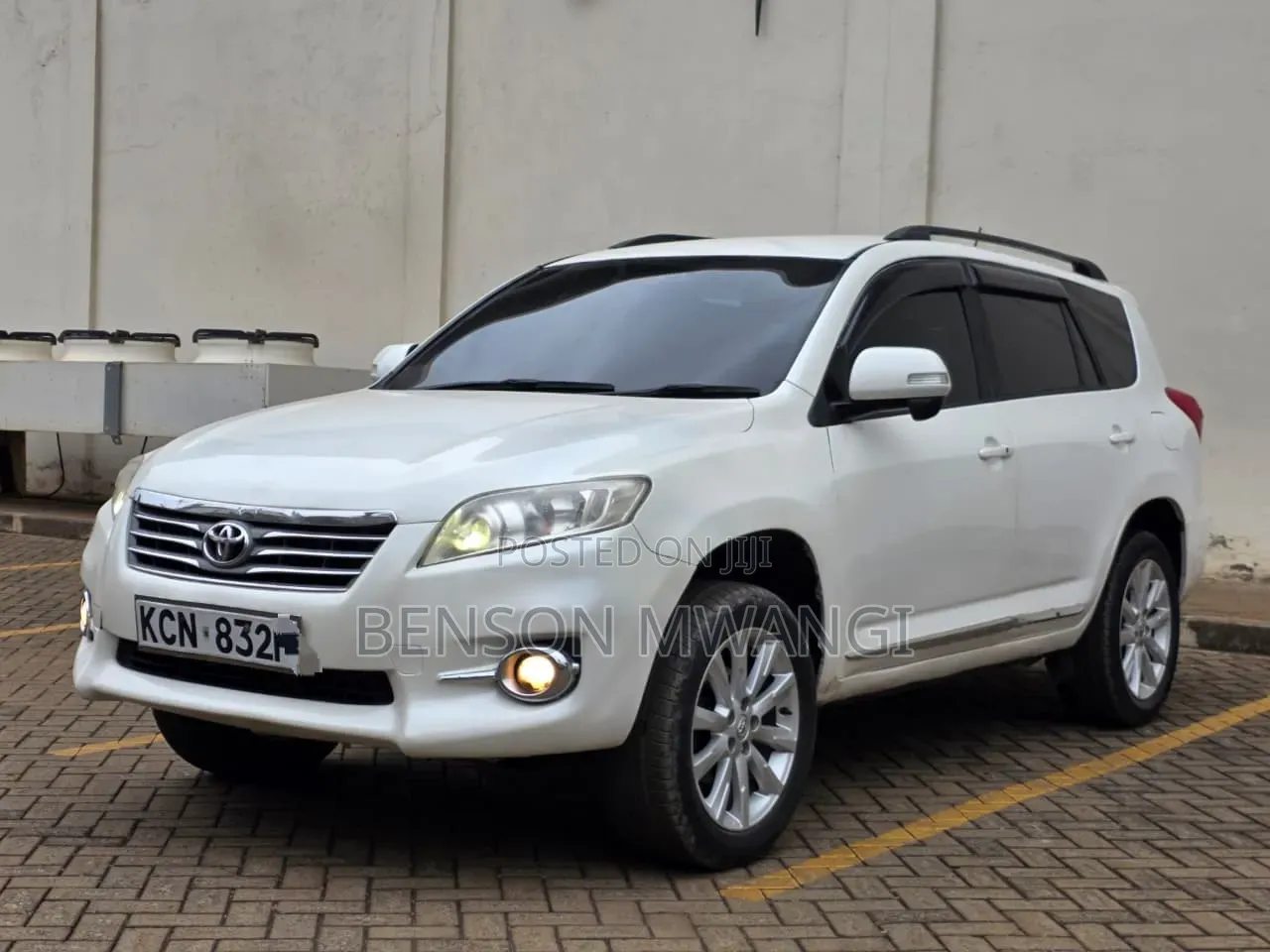 Toyota Vanguard 2010 White