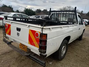 Nissan Pick-Up 1997 White