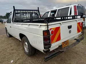 Nissan Pick-Up 1997 White