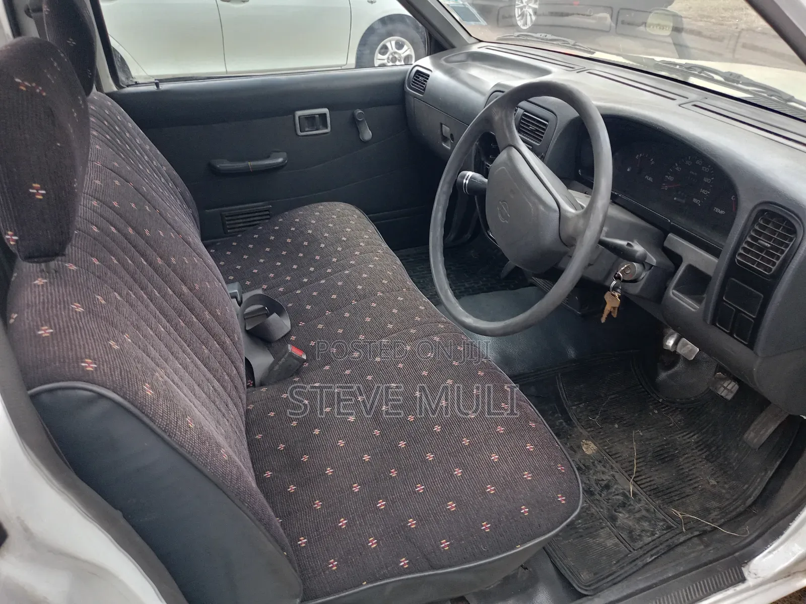 Nissan Pick-Up 1997 White