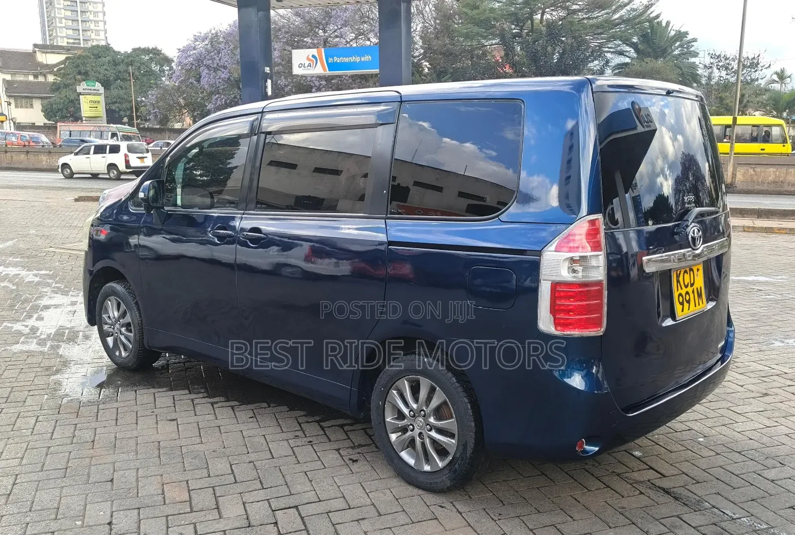 Toyota Noah 2.0 158hp FWD (8 Seater) 2009 Blue