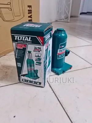 TOTAL 10-Ton Heavy-Duty Hydraulic Jack.