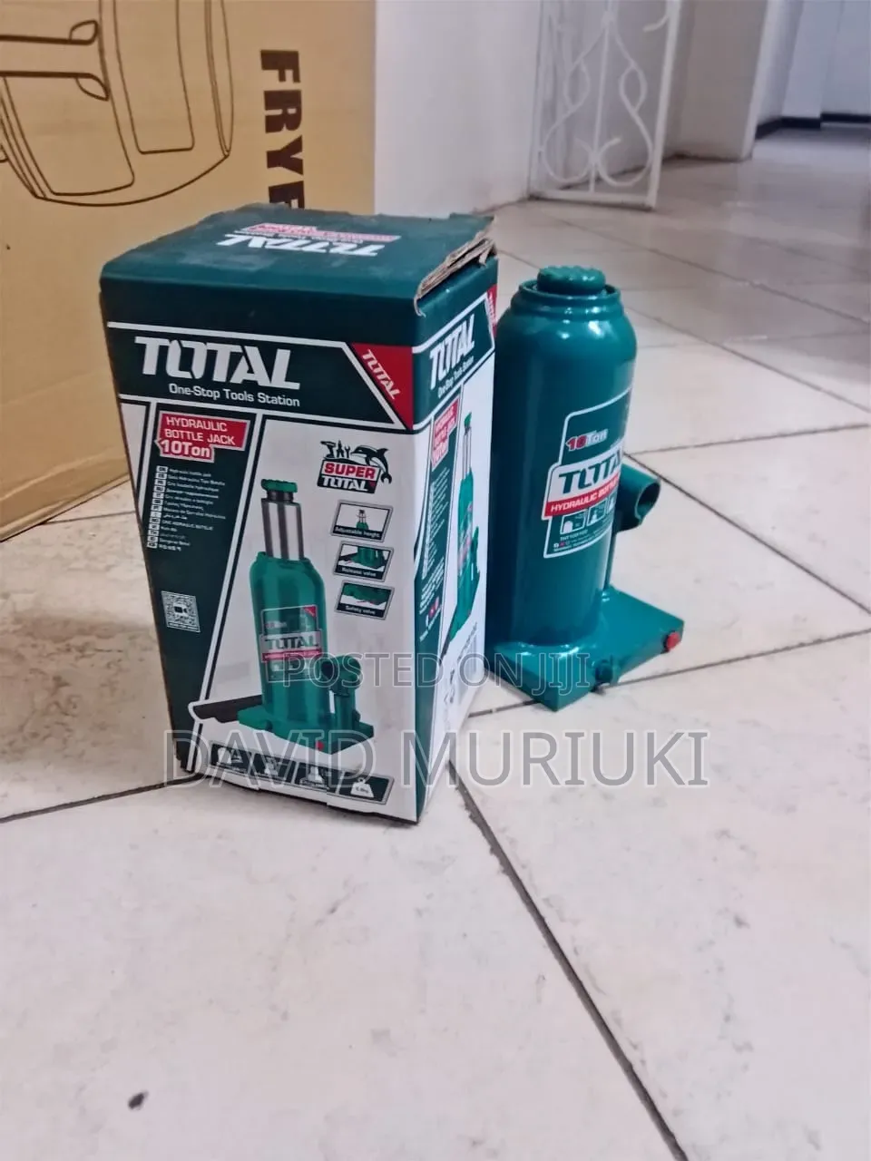 TOTAL 10-Ton Heavy-Duty Hydraulic Jack.