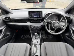 Toyota Yaris 1.5 Sedan L 2020 Maroon