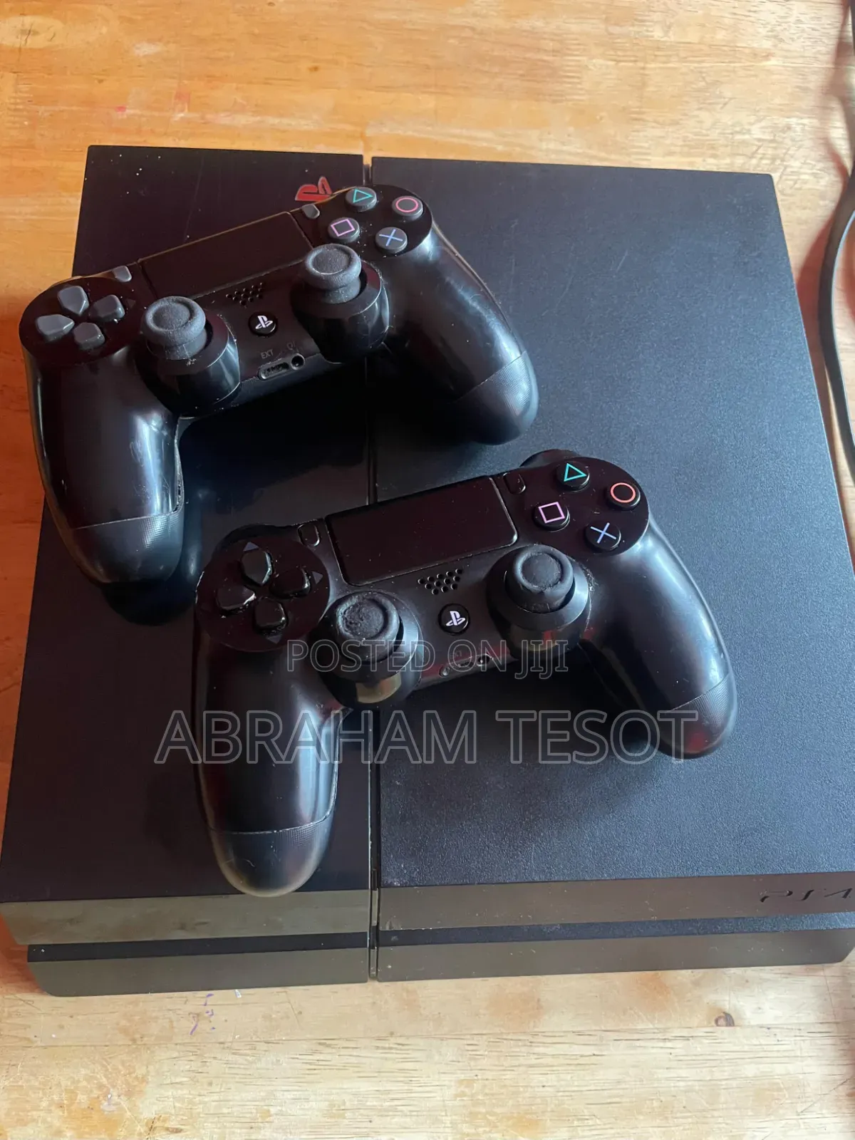 Sony PS4 Standard 500GB + 2 Controllers + 4 Games
