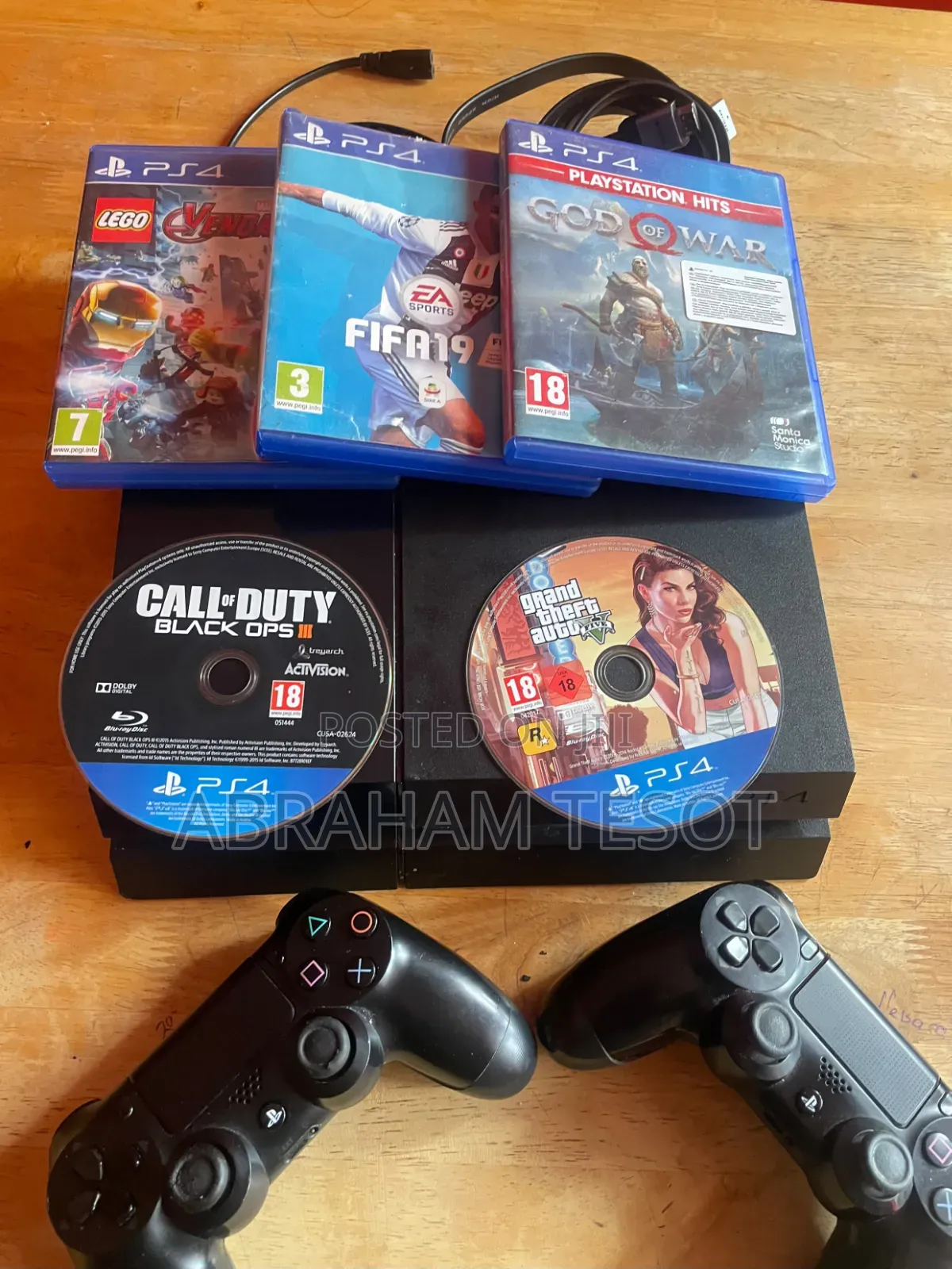 Sony PS4 Standard 500GB + 2 Controllers + 4 Games