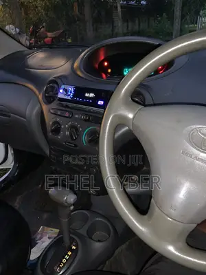 Toyota Vitz 2000 White