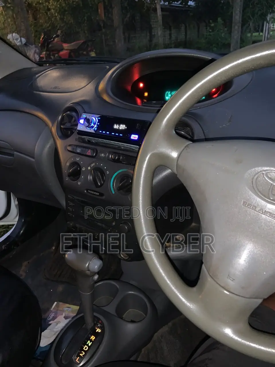 Toyota Vitz 2000 White