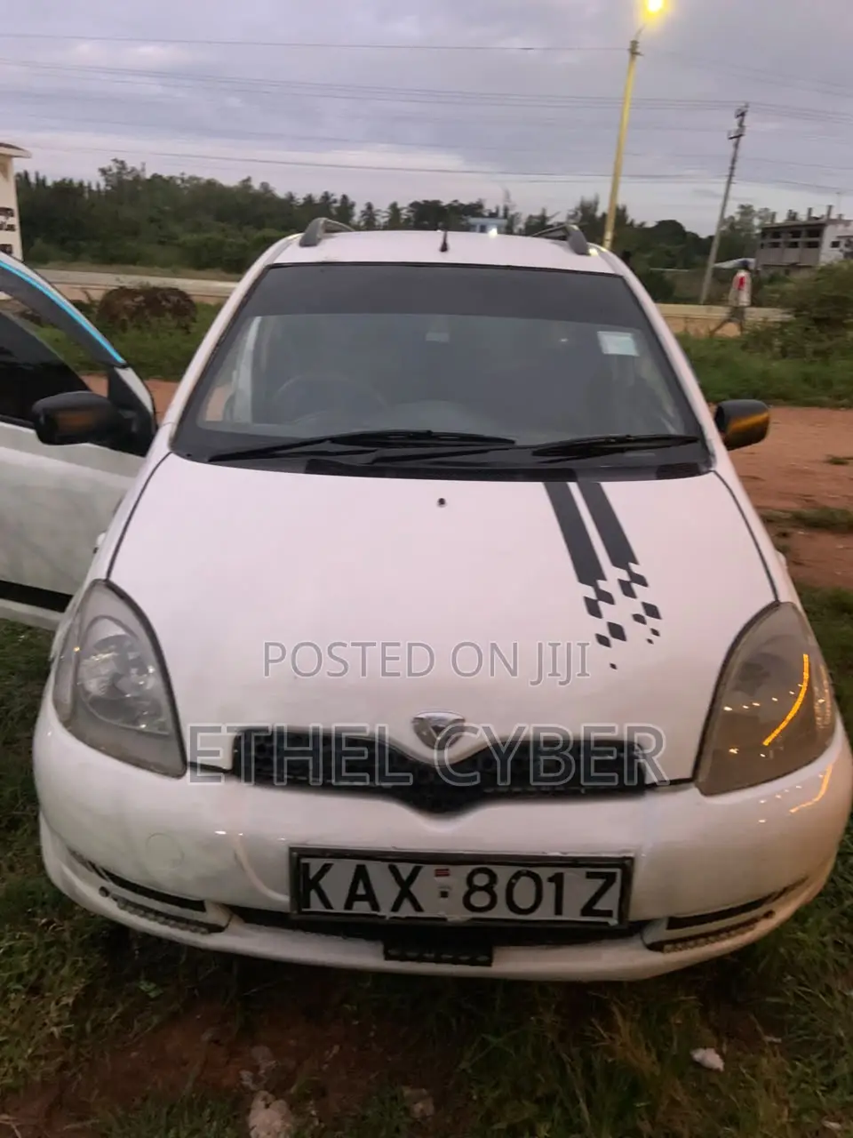 Toyota Vitz 2000 White