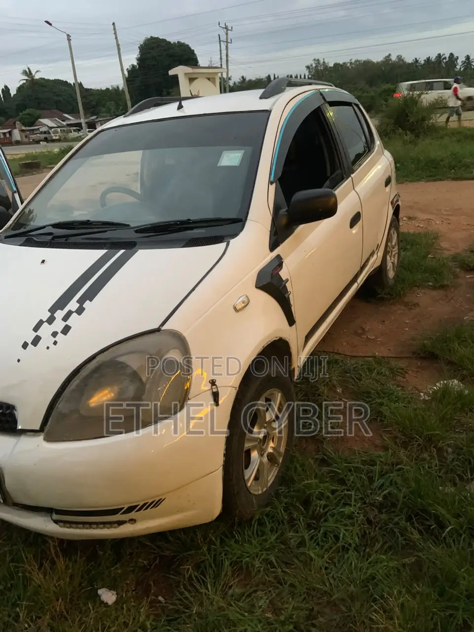Toyota Vitz 2000 White