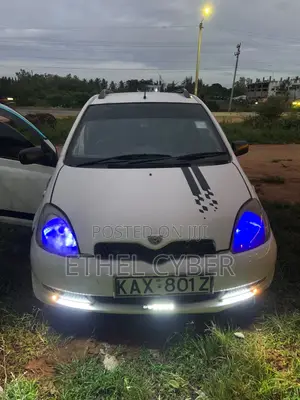 Toyota Vitz 2000 White