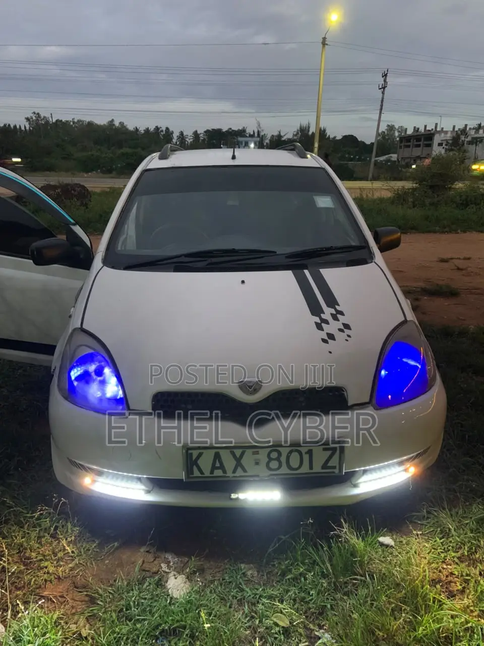 Toyota Vitz 2000 White