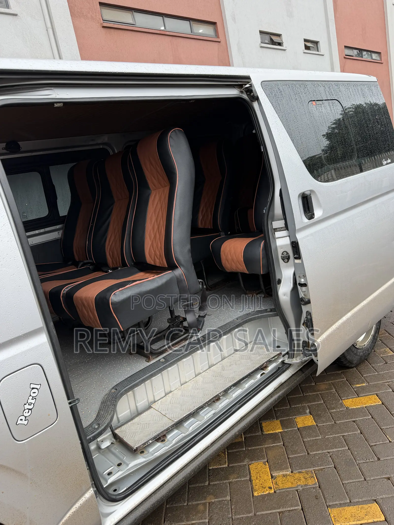 Toyota HiAce 2014 Silver