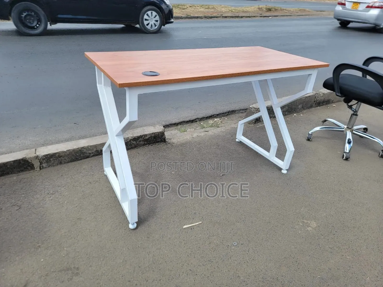 Modern Metallic Stand Office Desk.