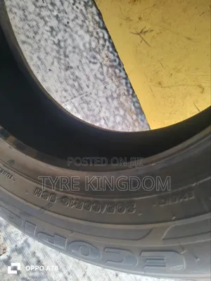 205/65r16 Slightly Used Bridgestone Tyre Available