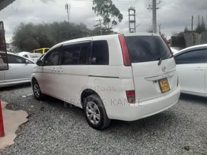 Toyota ISIS 2009 White