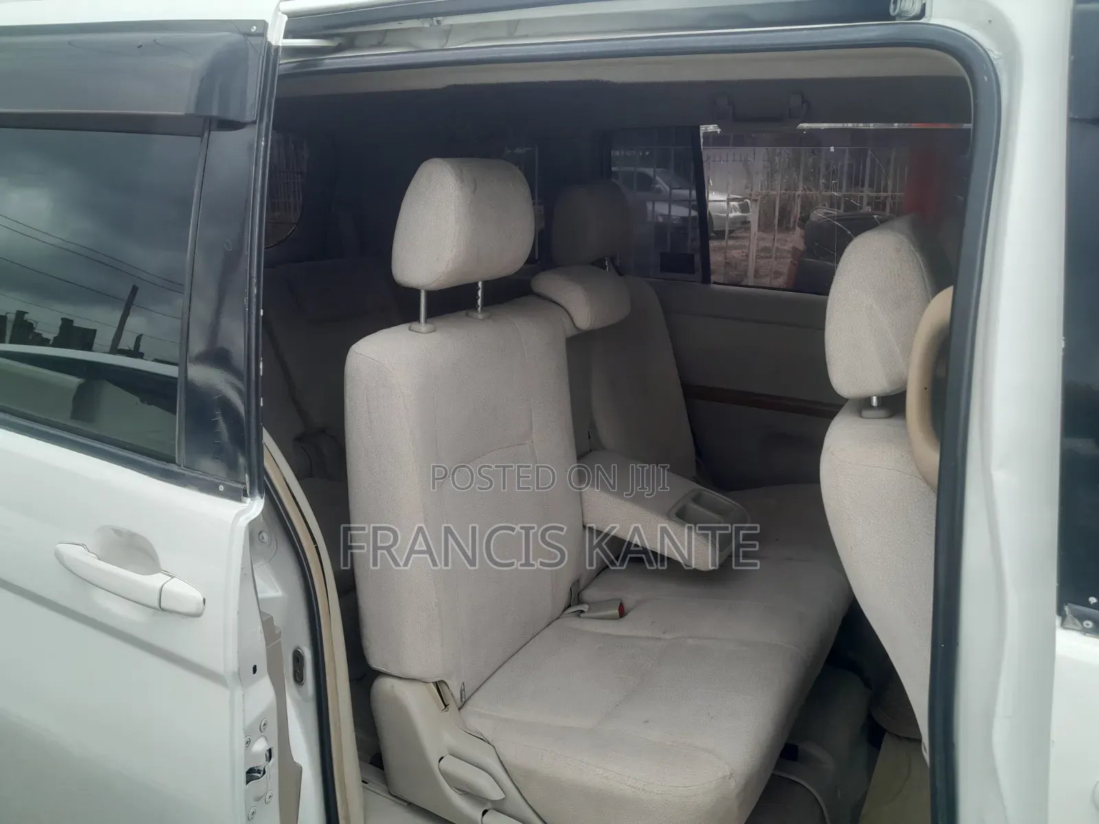 Toyota ISIS 2009 White
