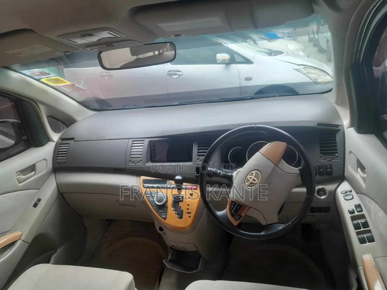 Toyota ISIS 2009 White