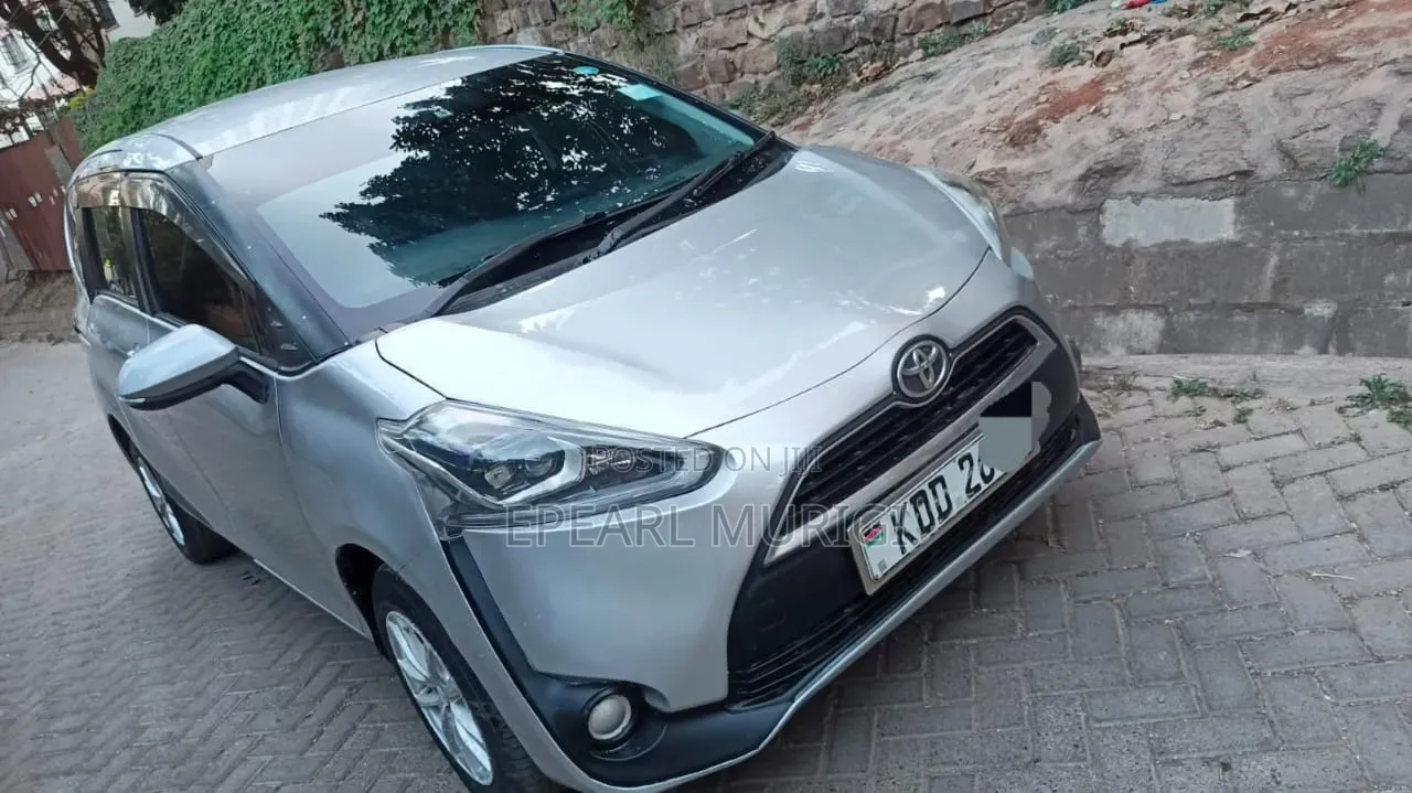 Toyota Sienta 2015 Silver
