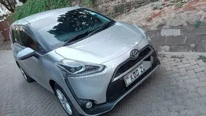 Toyota Sienta 2015 Silver
