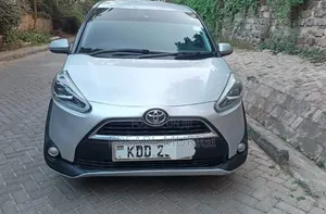 Toyota Sienta 2015 Silver