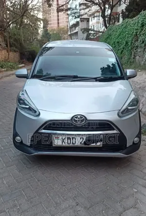 Toyota Sienta 2015 Silver
