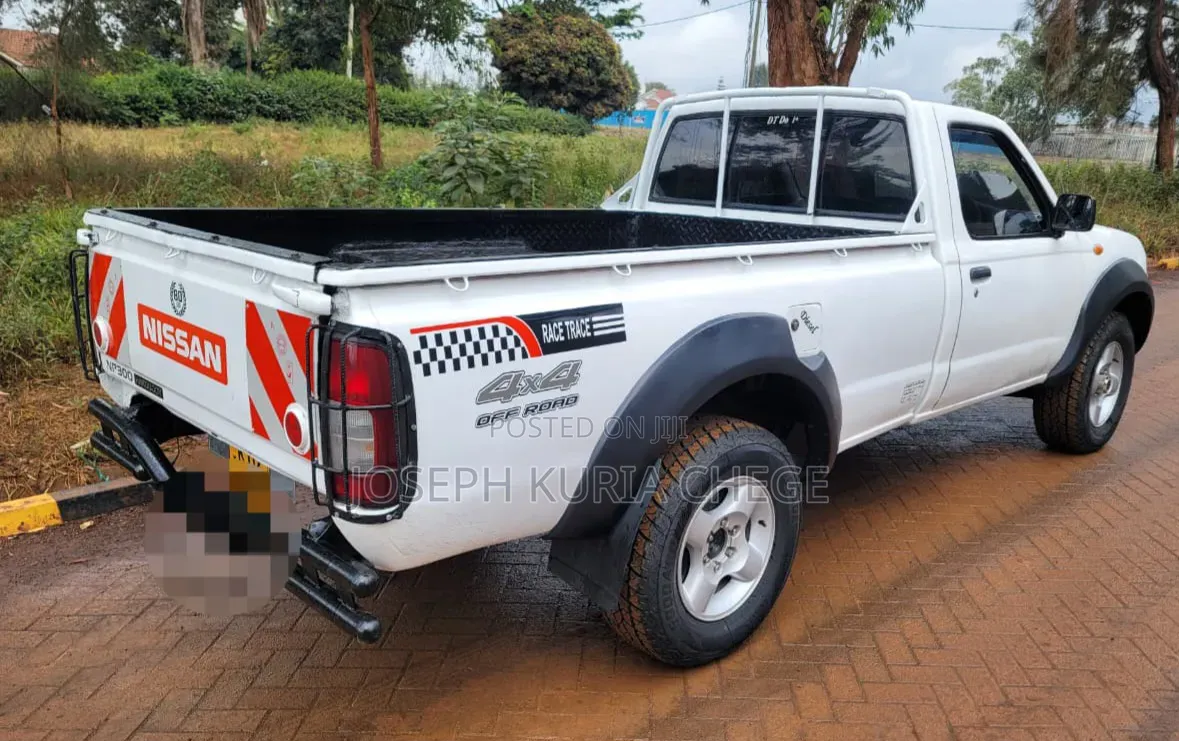 Nissan Hardbody 2012 White