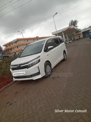Toyota Voxy Hybrid V 2WD 7-Seater 2016 White