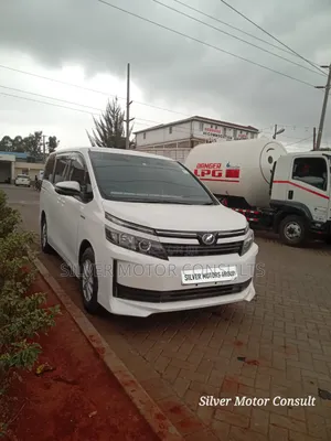 Toyota Voxy Hybrid V 2WD 7-Seater 2016 White