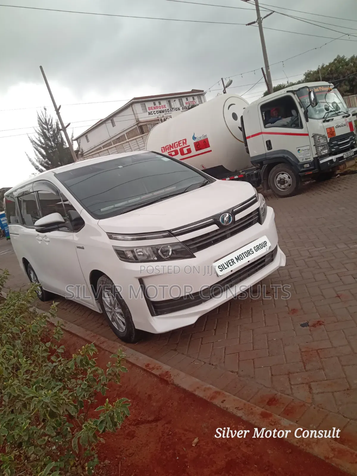 Toyota Voxy Hybrid V 2WD 7-Seater 2016 White