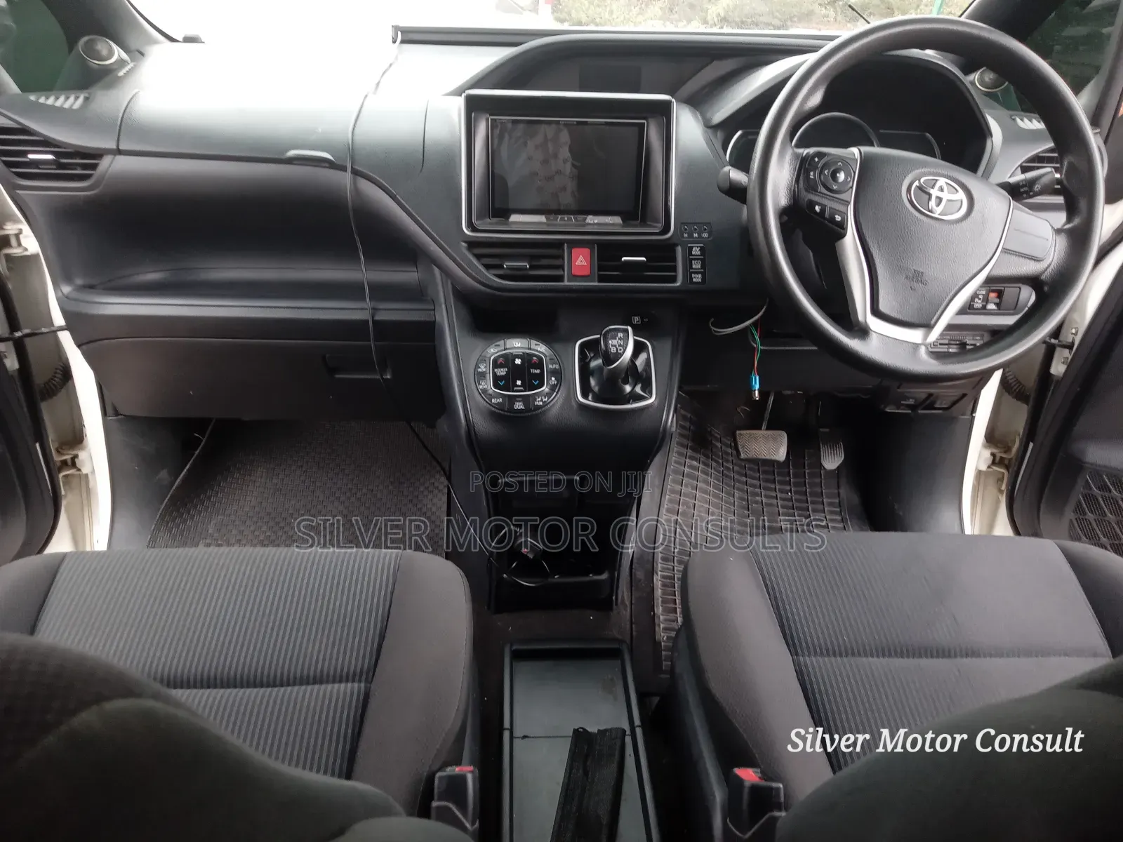 Toyota Voxy Hybrid V 2WD 7-Seater 2016 White