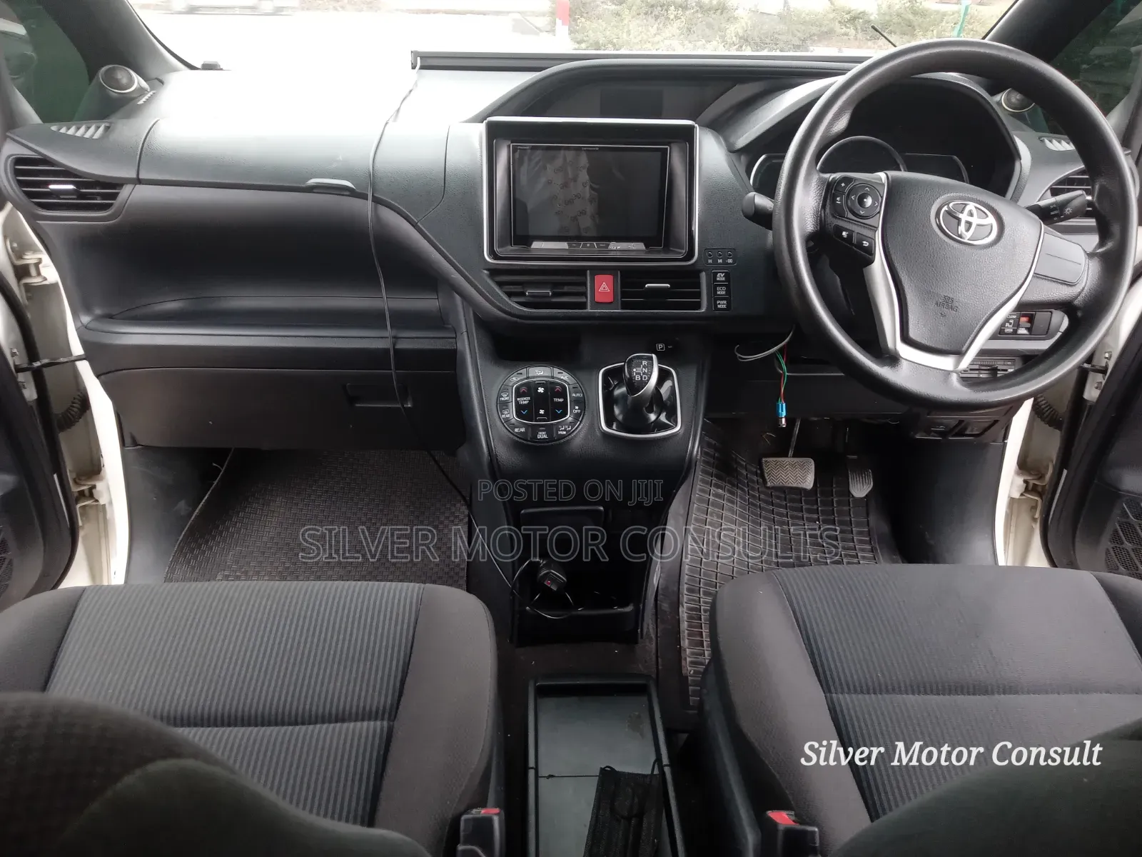 Toyota Voxy Hybrid V 2WD 7-Seater 2016 White