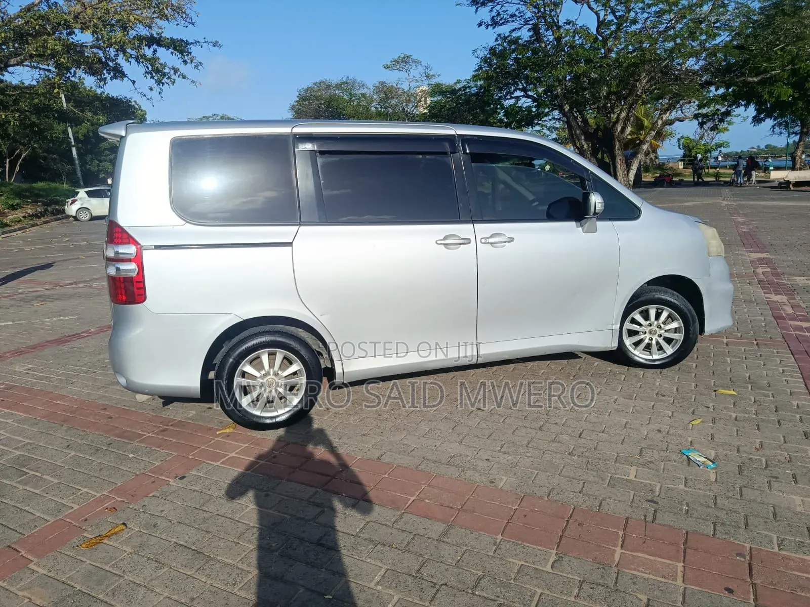 Toyota Noah 2013 Silver
