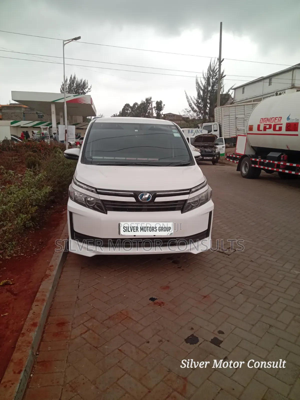 Toyota Voxy Hybrid V 2WD 7-Seater 2016 White