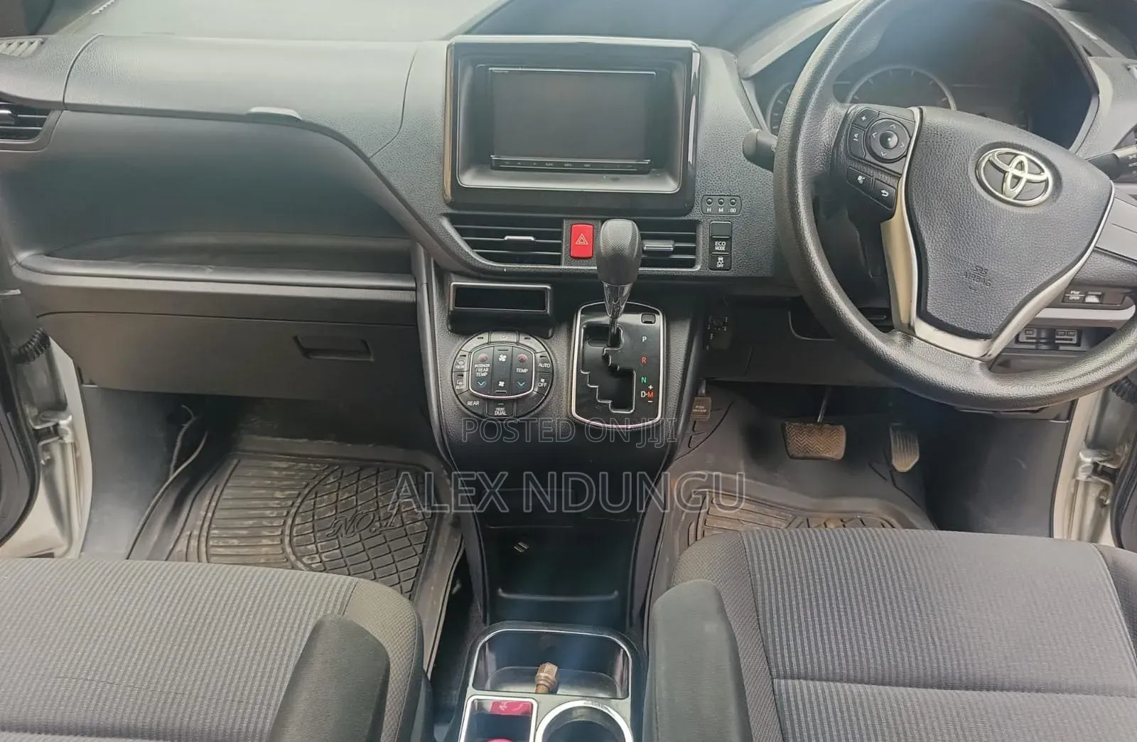 Toyota Noah 2015 Silver
