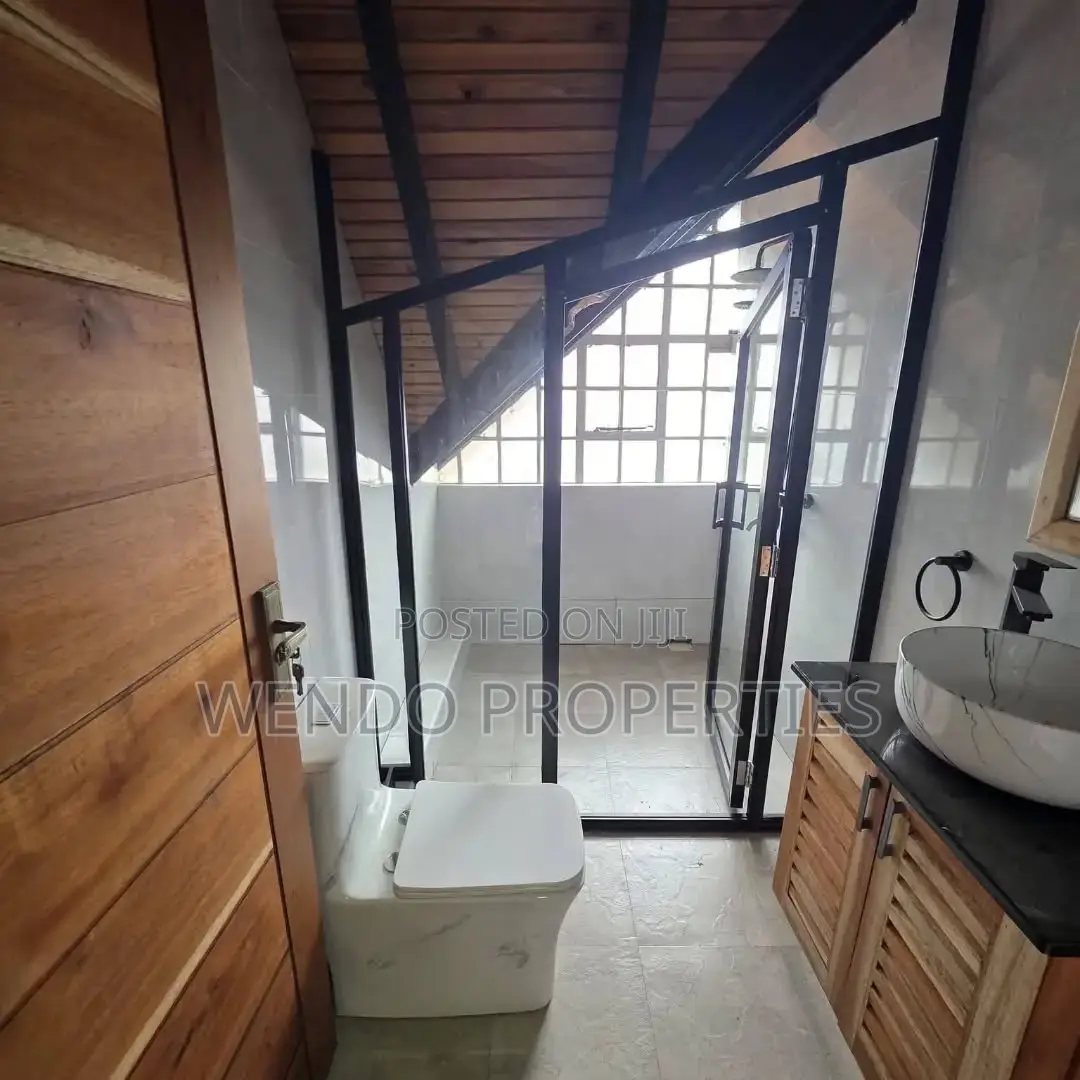 6bdrm Mansion in Ngong CBD for rent