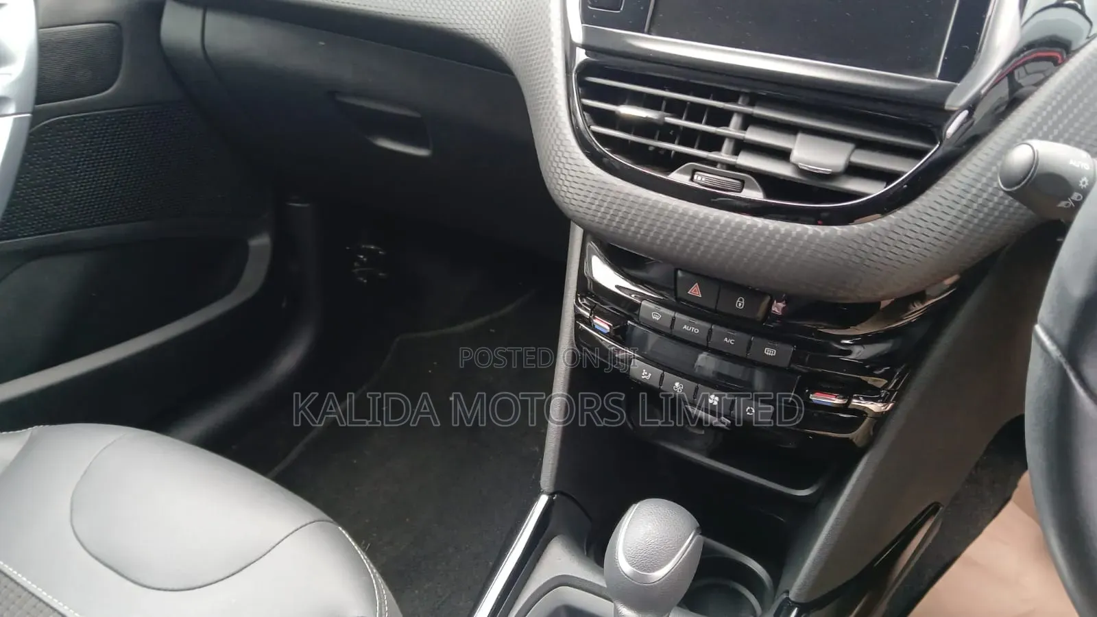 Peugeot 2008 1.2 PureTech (110 Hp) 2019 Red
