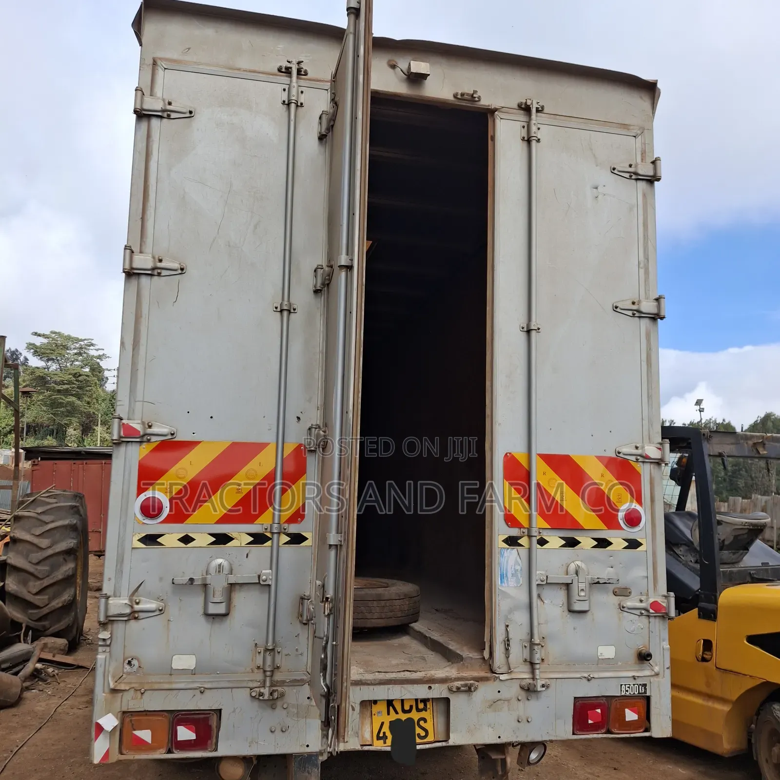 Isuzu FRR Box Body With Aluminium Insulated Body
