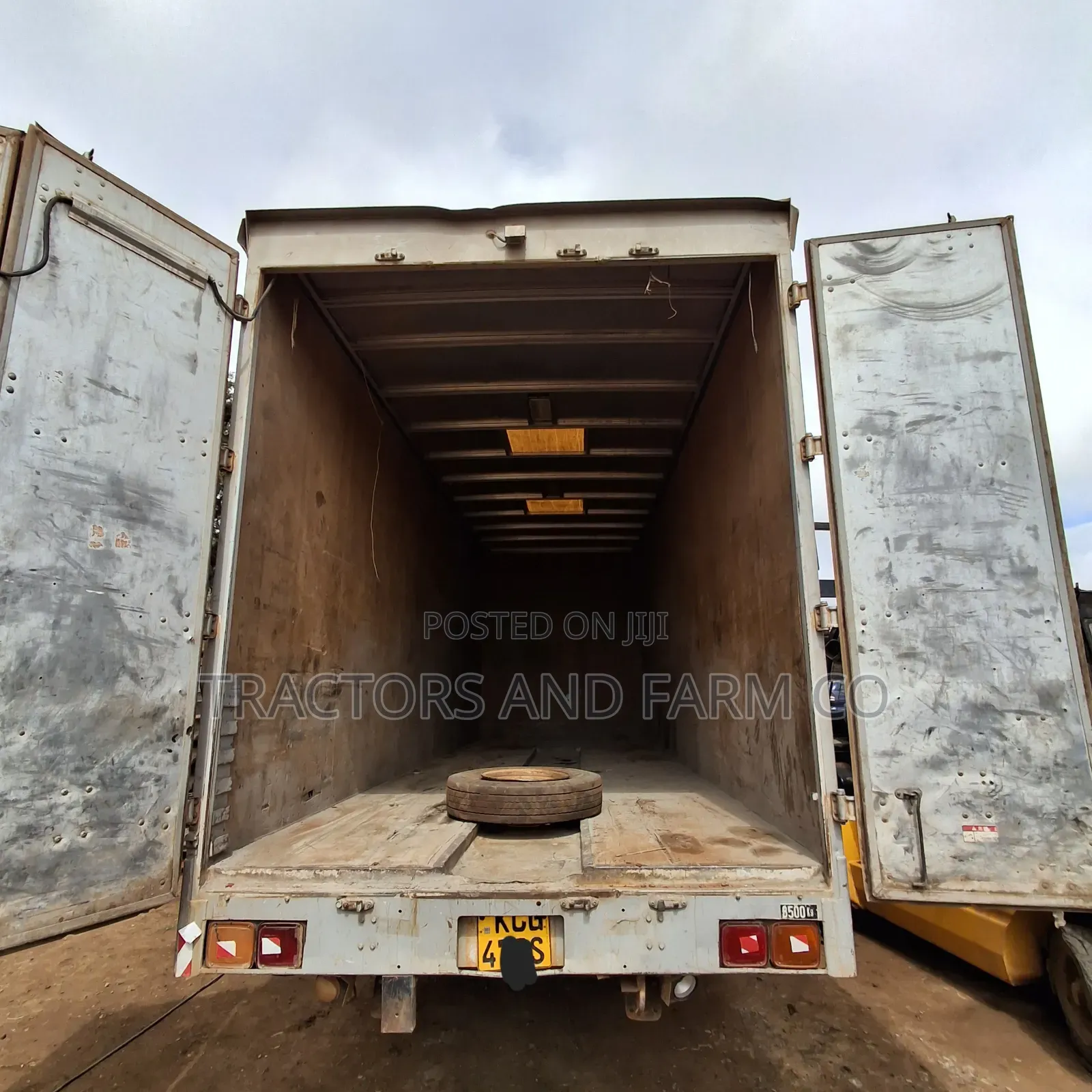 Isuzu FRR Box Body With Aluminium Insulated Body