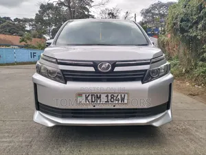 Toyota Voxy 2016 Silver