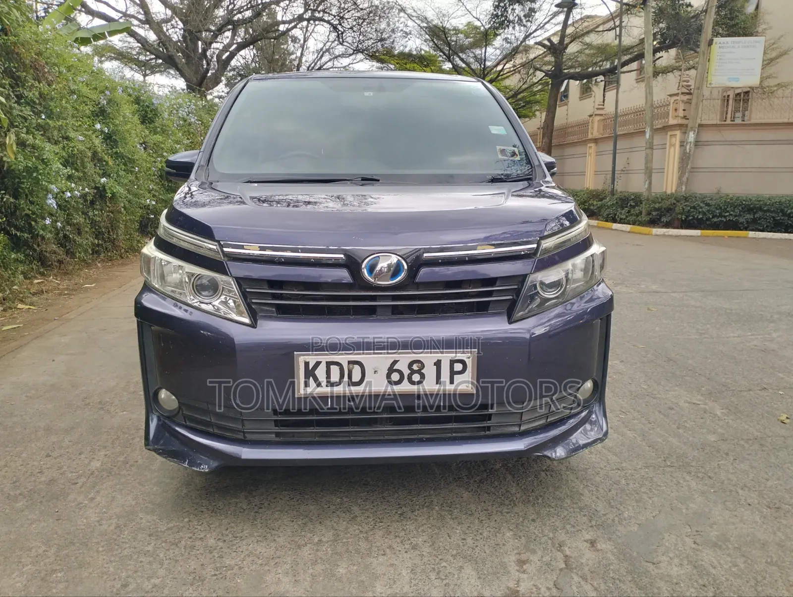 Toyota Voxy 2014 Purple