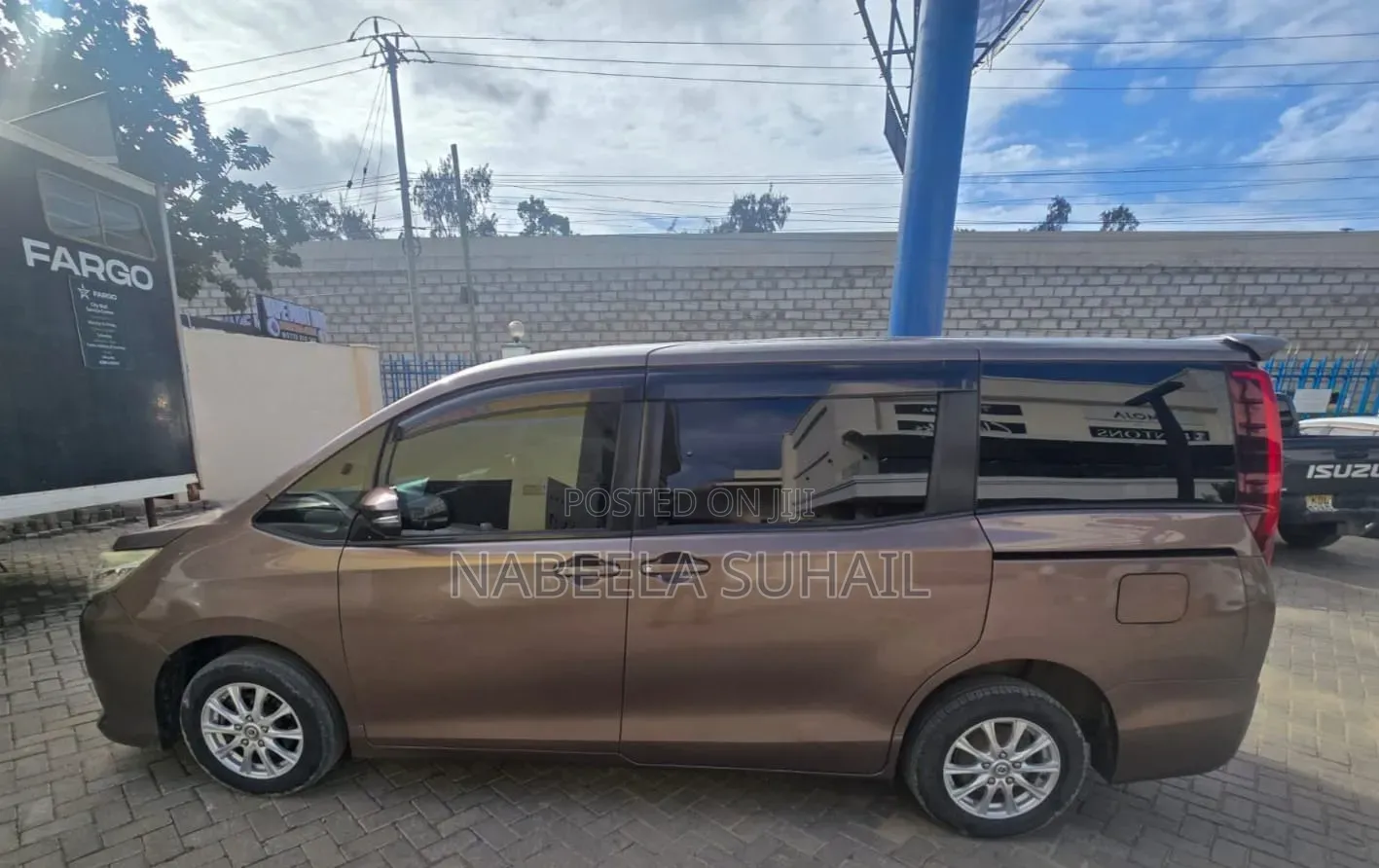 Toyota Noah 2.0 AWD (7 Seater) 2015 Brown