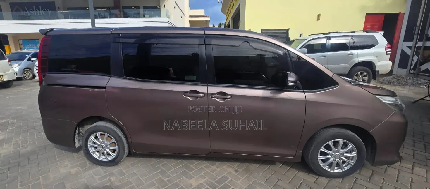 Toyota Noah 2.0 AWD (7 Seater) 2015 Brown