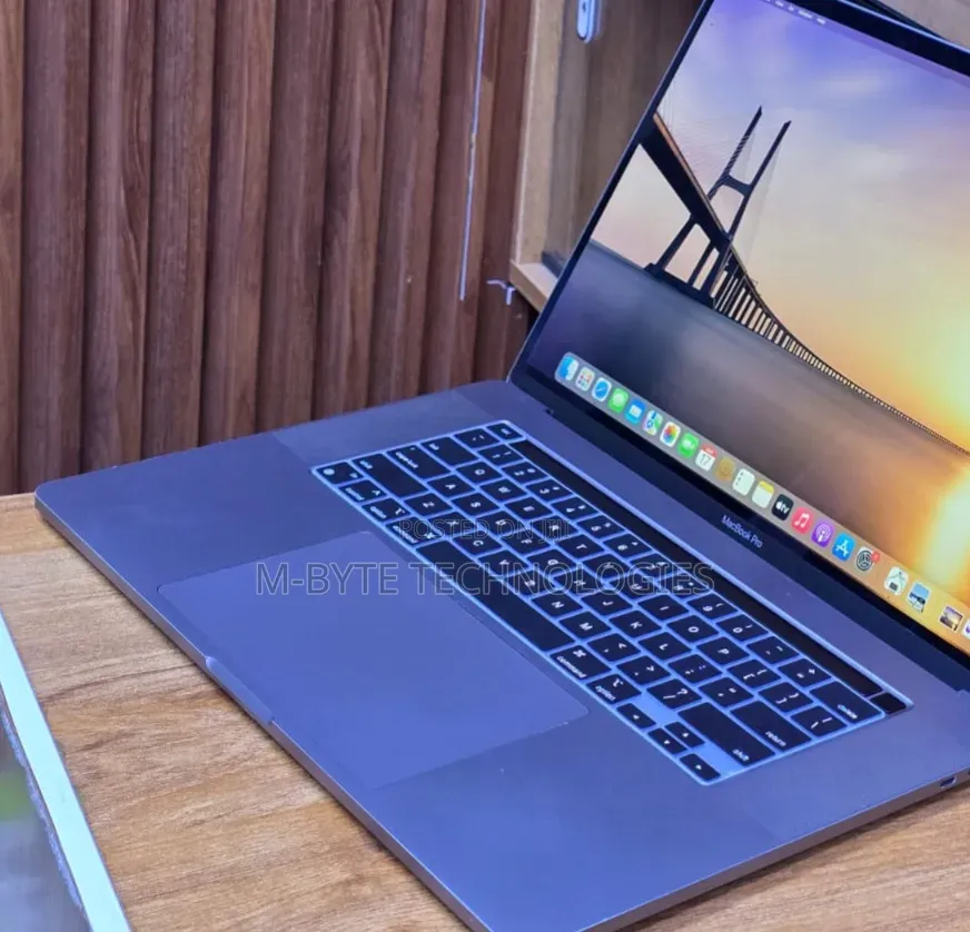 Laptop Apple MacBook Pro 16GB Intel Core i7 SSD 256GB