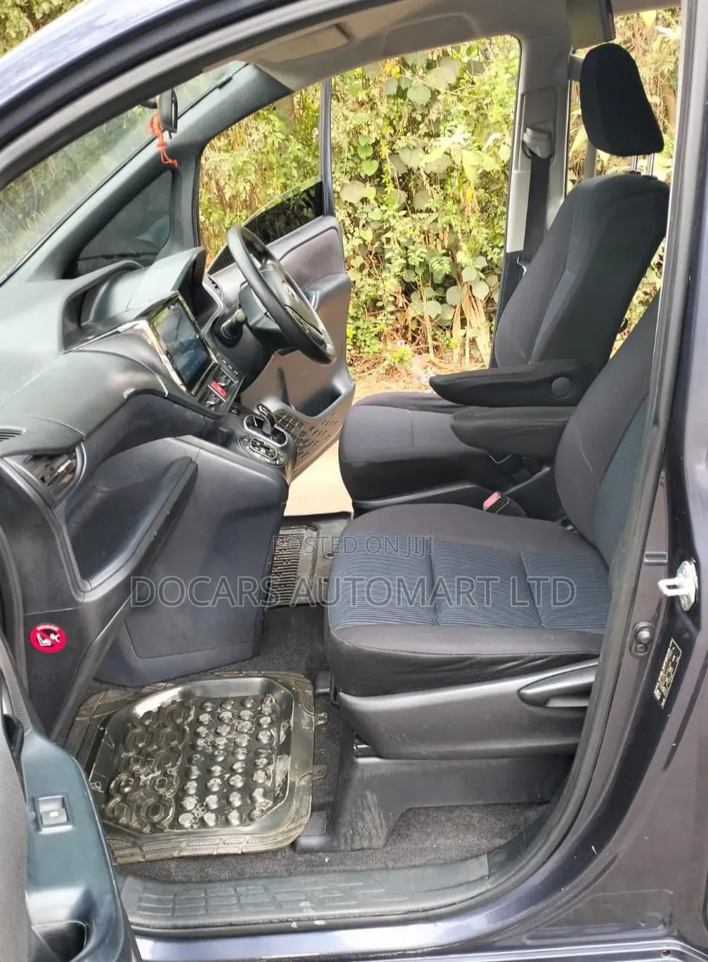 Toyota Voxy 2014 Blue
